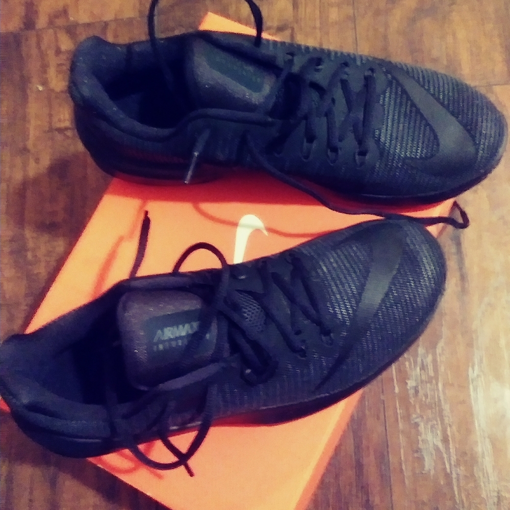 Nikes . - Picture 4 of 5